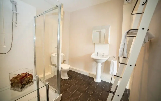 3 Bed Luxury West end Apt - Sleeps 6!