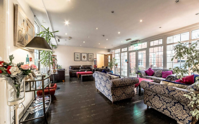 OYO Baylis House Hotel