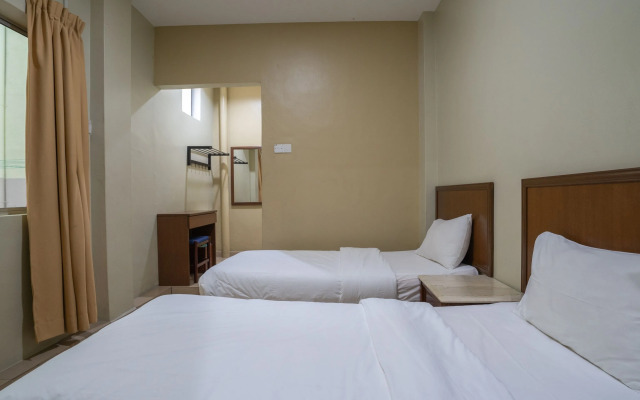 OYO 90576 Holiday Dive Inn