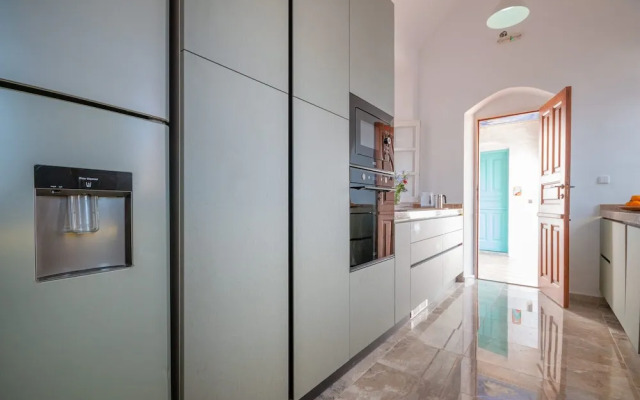 Emporio A Captivating 6-bed Villa in Nimborio