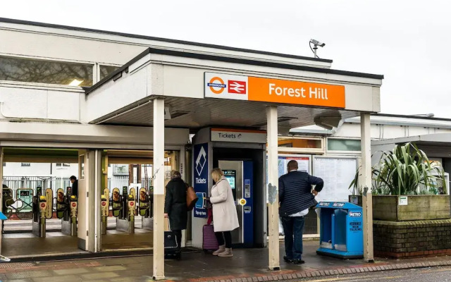 NEW Sleek & Colourful 2 Bedroom Flat Forest Hill