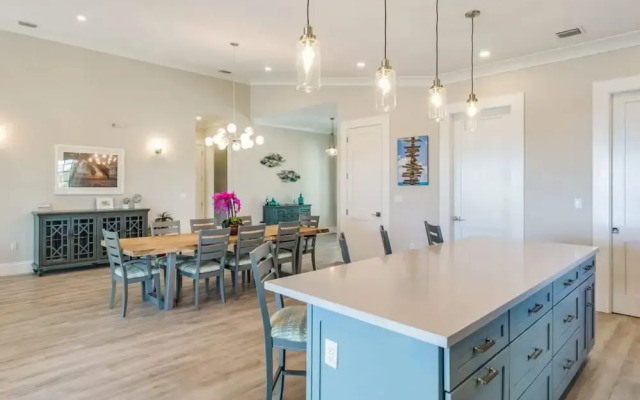Springtide House by Brightwild Waterfront Pool