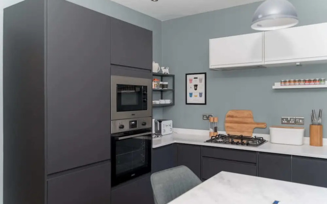 Beautiful & Bright 2BD Flat - Haymarket