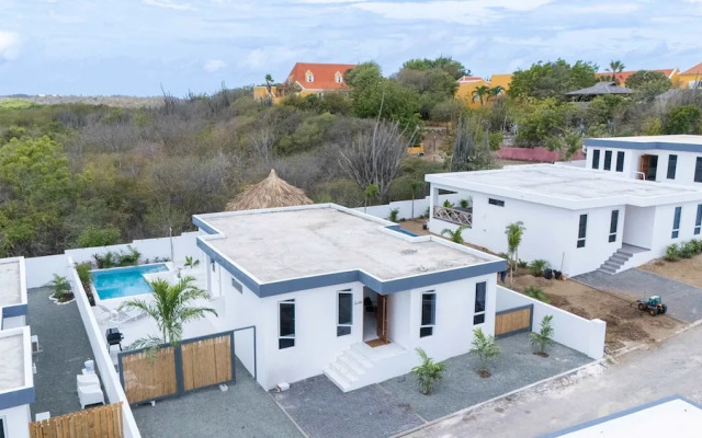 NEW Tropical Getaway With BBQ Pool