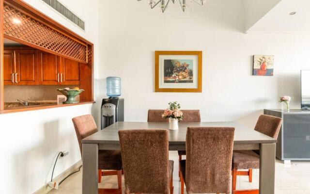 Luxurious 2BDR condo located in Prestigious Tower.
