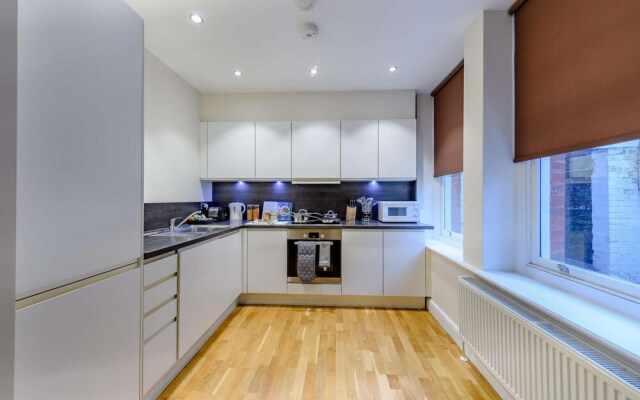 Modern Three Bedroom Apartment in Hammersmith