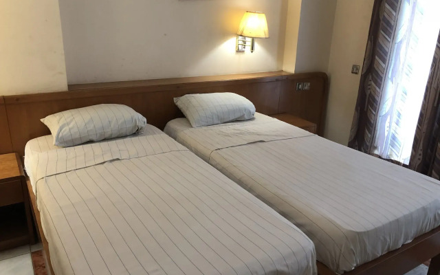 Maple Leaf Hotel