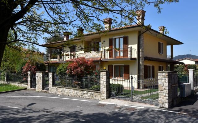 Luxurious Villa in Lombardy with Garden & Hot Tub