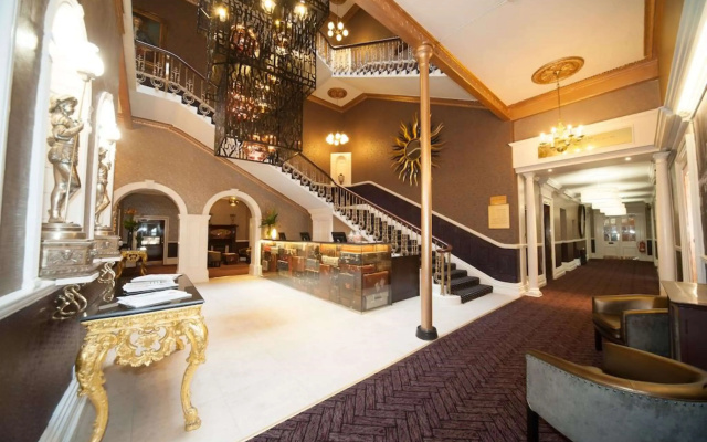 The Queen at Chester Hotel - Image 2