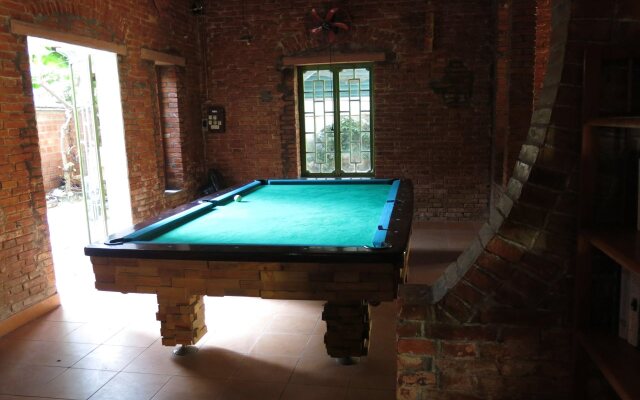 Oasis Bar and Hostel