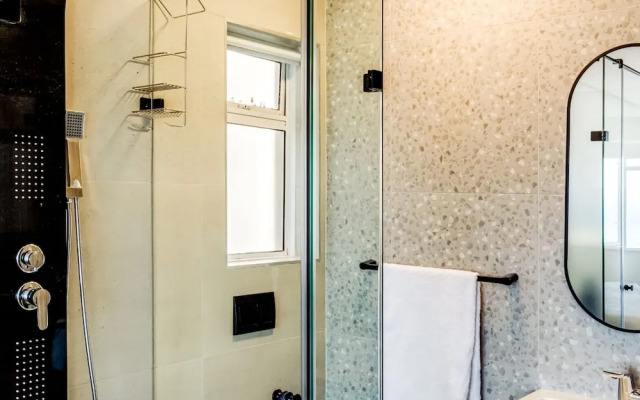 Unwind at Contemporary Alanda Apartment