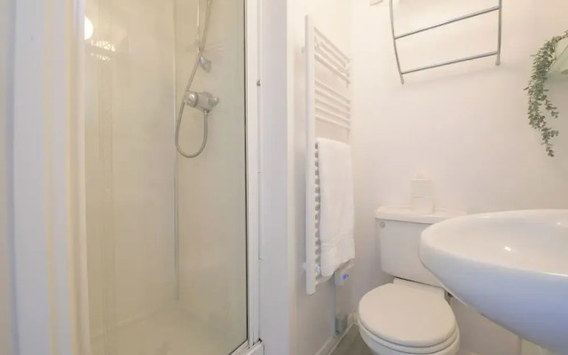 2 Bed Apartment Overlooking Water