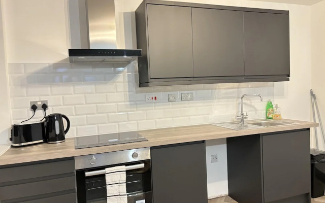 Stylish City Centre Apt- 25 Off Monthly Stays!