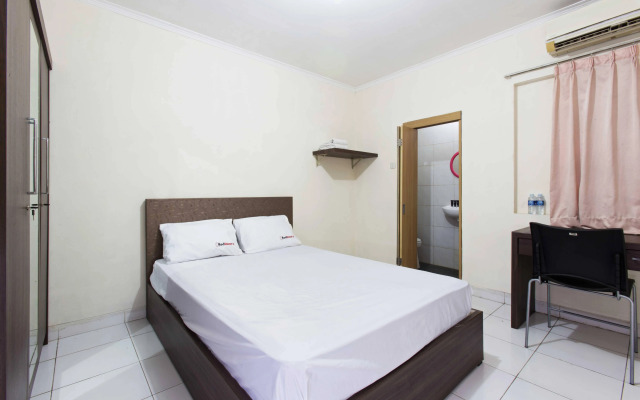 RedDoorz near Harmoni