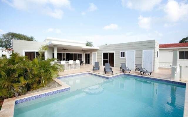 Stylish 3 Bedroom w/ Covered BBQ Area by the Pool