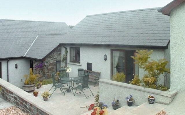 Modern Holiday Home in Wisemans Bridge With Terrace