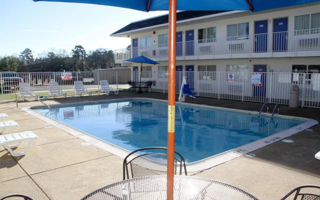 Motel 6 Lufkin, TX