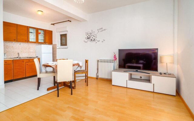 Beautiful Apartment in Supetarska Draga With Wifi and 1 Bedrooms