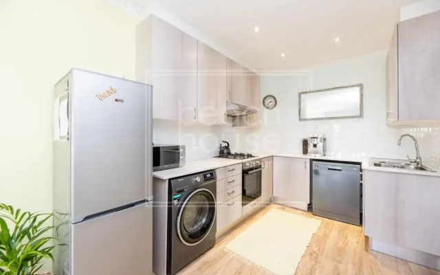 Warm Contemporary 2-bedroom apartment- Blouberg, Cape Town