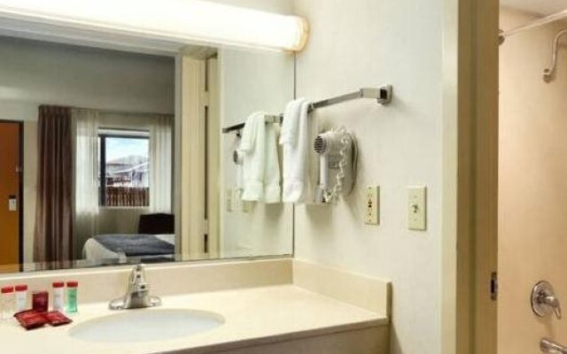 海斯大使酒店及会议中心(Hays Ambassador Hotel & Conference Center)