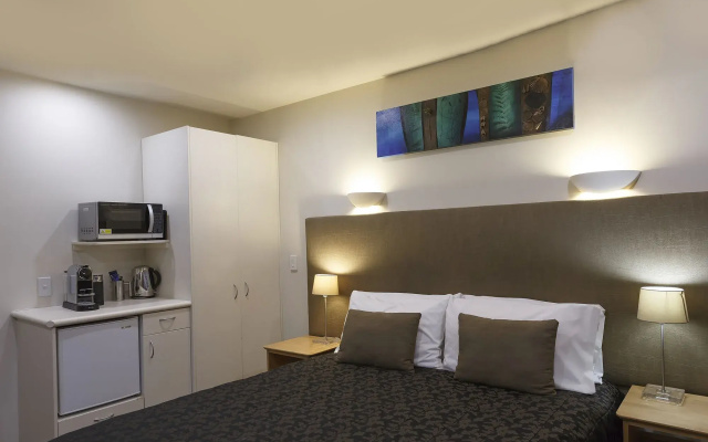 DeLorenzo's Studio Apartments