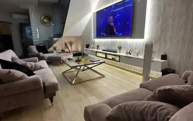 Luxury Central Cosy Villa