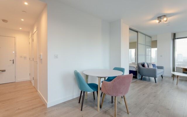 Modern 1 Bedroom Apartment With Views in Stratford