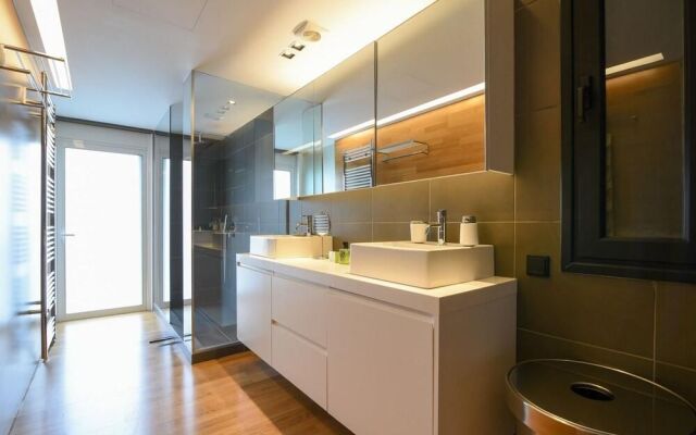180m homm Newly Renovated Luxurious Penthouse