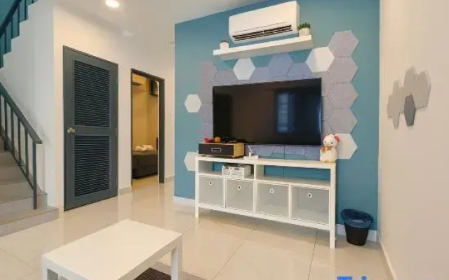 Pelangi JB Landed D'Pickeball Fun House 5BR14pax