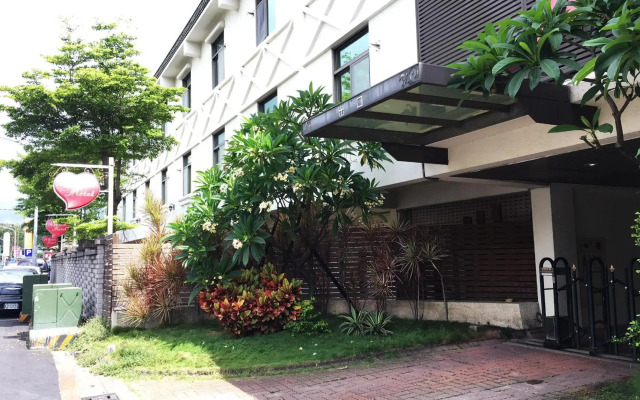 The Riverside Hotel & Motel