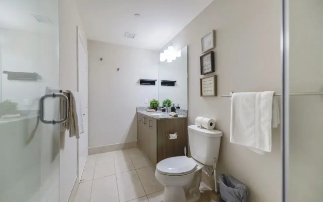 Downtown Doral Condo w-Free Parking