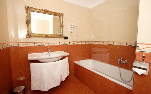 Caroline Suite