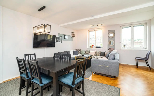 Central, Spacious, Modern 5 Bedrm duplex w/Balcony