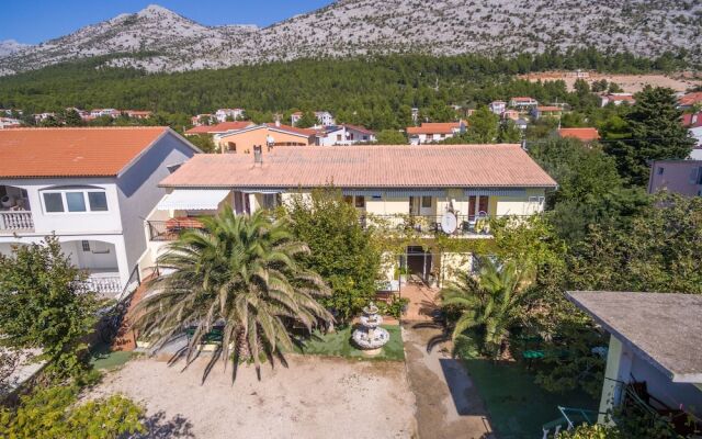 Apartments and Rooms Dragica