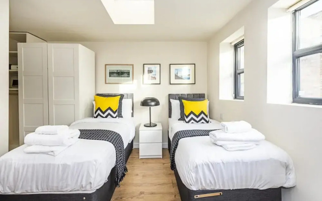 Incredible Light Filled Studio Apartment + Free Parking Sleeps 4