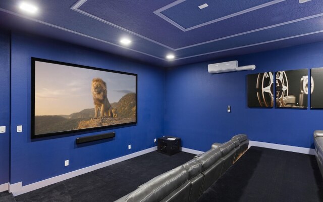 St010v: 10 Bed, Spiderman, Fashionista