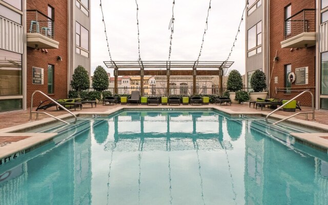 1 BR Uptown Apt close to shopping by Frontdesk