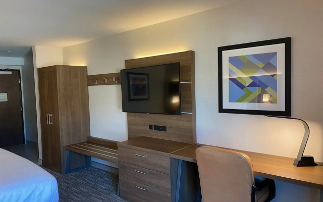 Holiday Inn Express & Suites Chatsworth by IHG