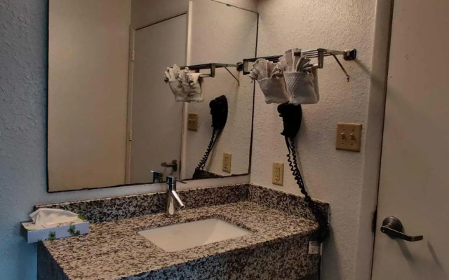 Travelodge Suites by Wyndham MacClenny/I-10