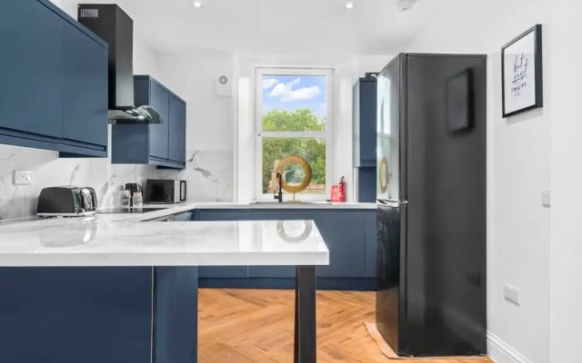 Stylish 4 Bed-town Centre