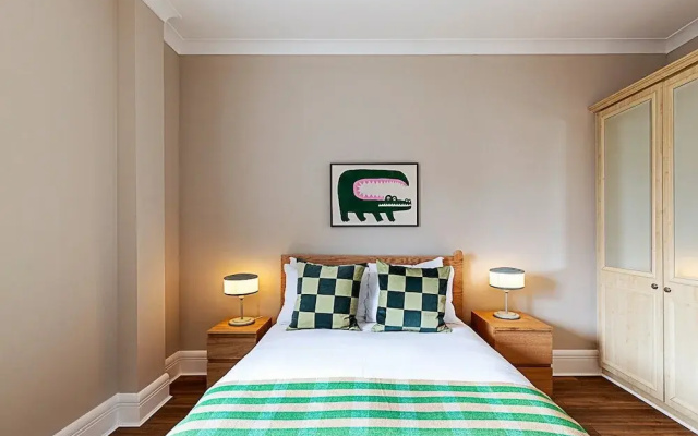 Bright and Stylish Riverside Haven in Canary Wharf
