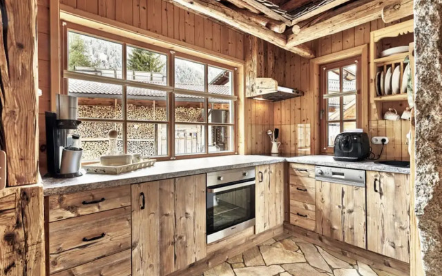 Felsenhutte Modern Retreat