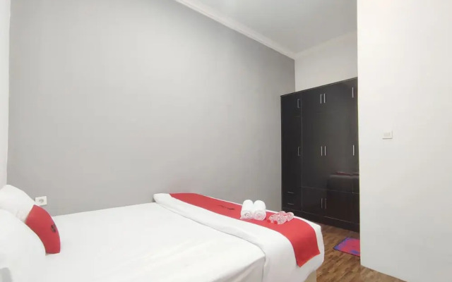 RedDoorz near Graha Saba Buana 2