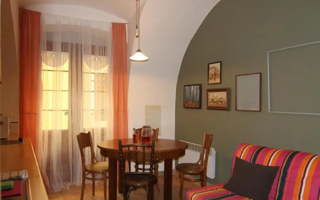 Rustic Ground Floor Apartment in Mala Strana