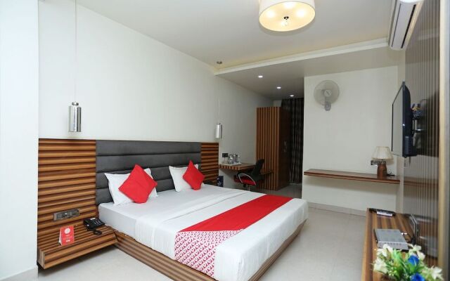 OYO 8183 Hotel Sandal Wood