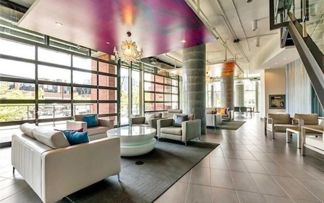 Panoramic Lakeview in a Luxury Downtown Oasis
