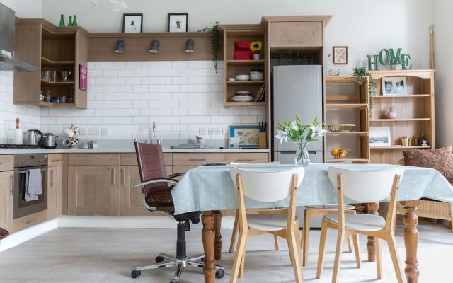 Bright Two BR Period Apartment in Whitechapel
