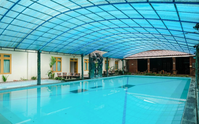 Hotel Savitri Country