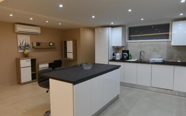 Wileg 4B Luxury Two Bedroom Apartment with Shared Swimming Pool.