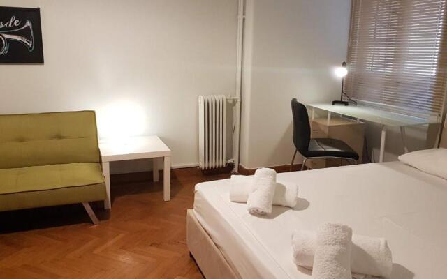 Violet Errathens Apartment - Athens Center, 7 BD, 3 BATH